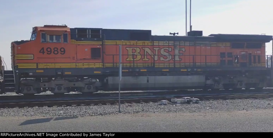 BNSF 4989